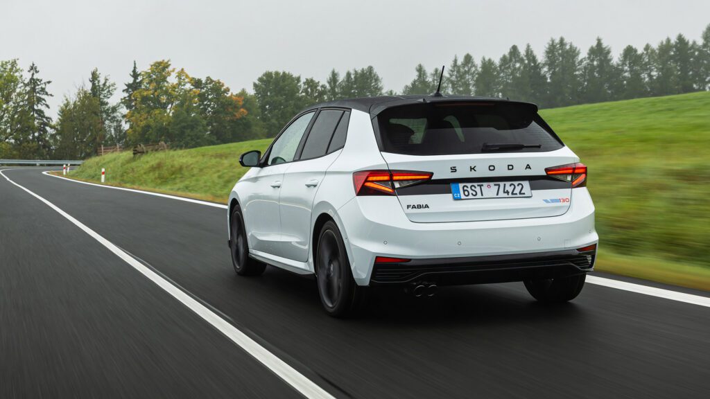 Skoda Fabia 130 is geen RS maar wel een sportief verjaardagscadeau (2025)