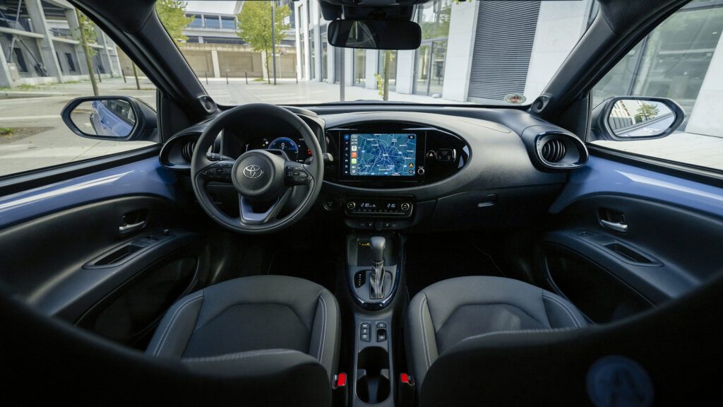 Toyota plakt een scherpe prijs op de zuinige Aygo X Hybrid (2025)