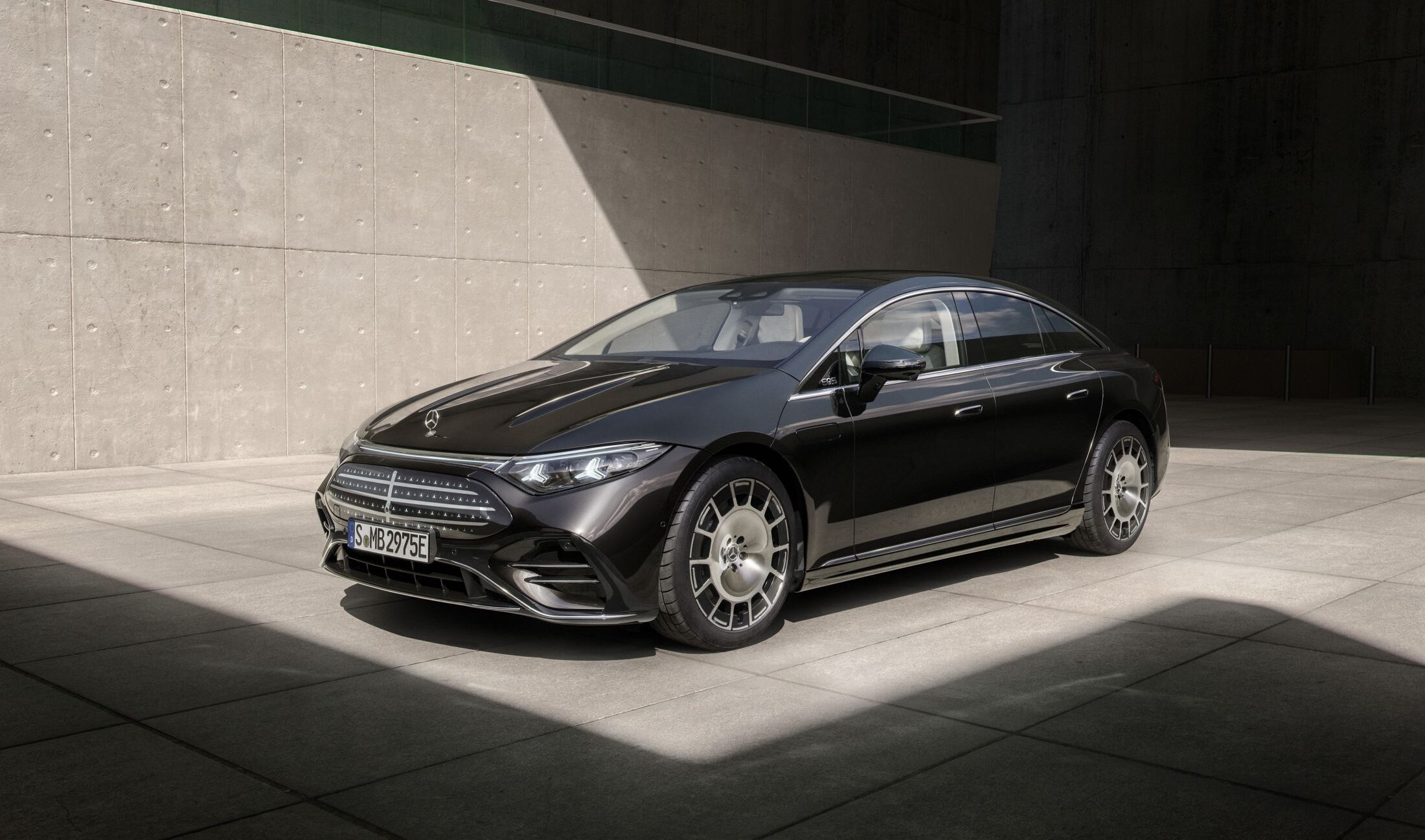 Mercedes vernieuwt de EQS: tot 926 km bereik, 800V-techniek en sturen met een draadje