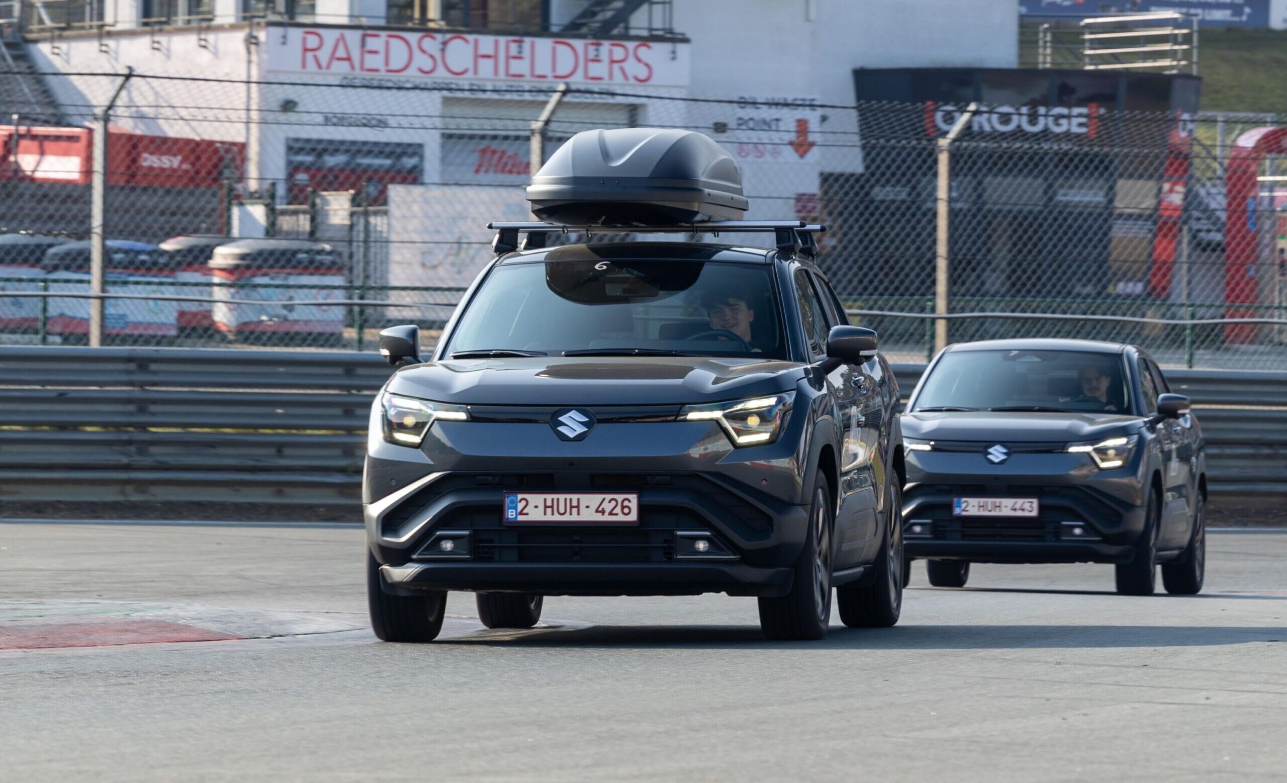 Klaar voor de vakantie? VAB-test toont invloed van bagage op rijbereik van een elektrische auto