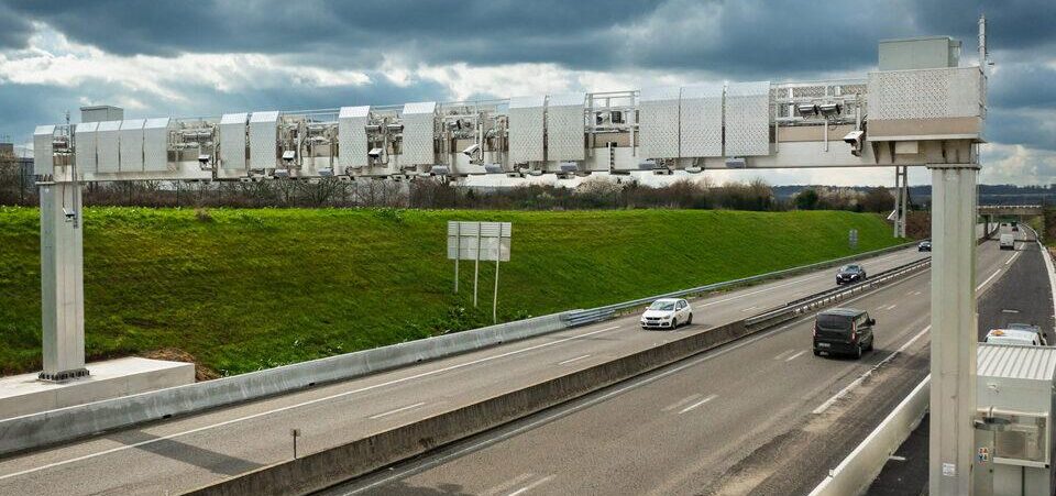 Opinie wegenvignet: Eindelijk betalen buitenlanders mee voor onze wegen. Nu nog stoppen met de automobilist telkens opnieuw als melkkoe te zien.