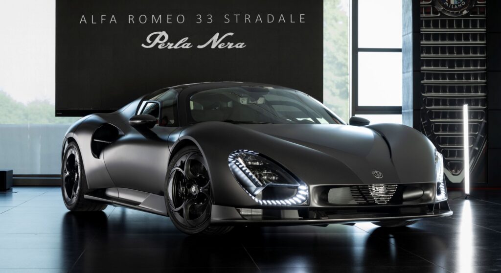 Speciale klant ontvangt uniek exemplaar Alfa Romeo 33 Stradale Perla Nera, maar wie is hij?