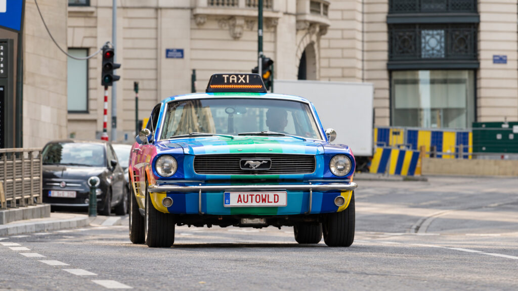 Autoworld viert 40 jaar met een heel bijzondere actie: drie museumiconen worden taxi in Brussel (2026)