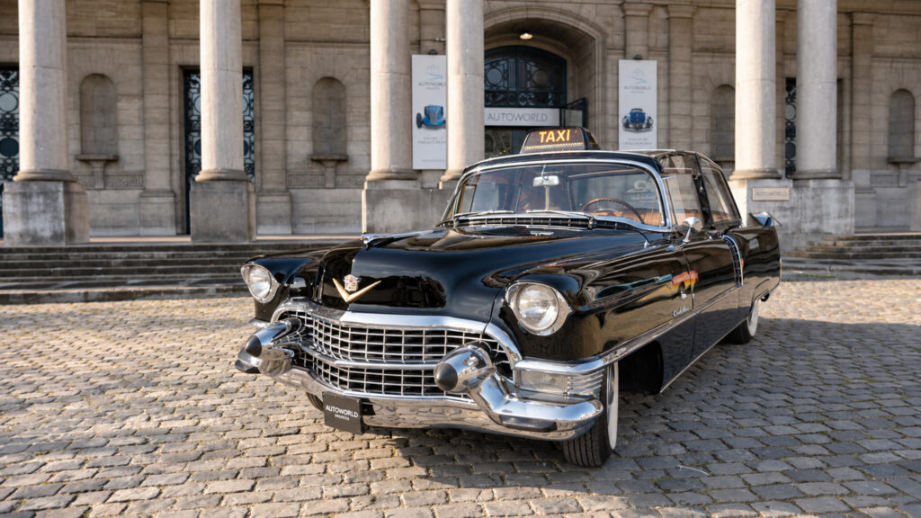 Autoworld viert 40 jaar met een heel bijzondere actie: drie museumiconen worden taxi in Brussel (2026)