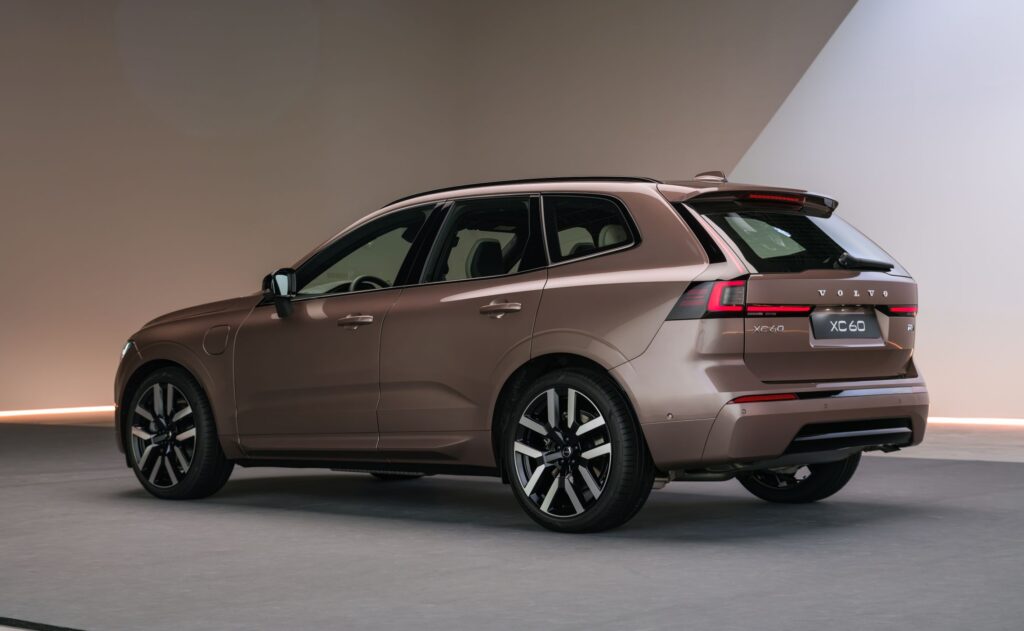 Volvo XC60 krijgt zichtbare update, de plug-inhybride rijdt nu tot 200 km op één lading (video)