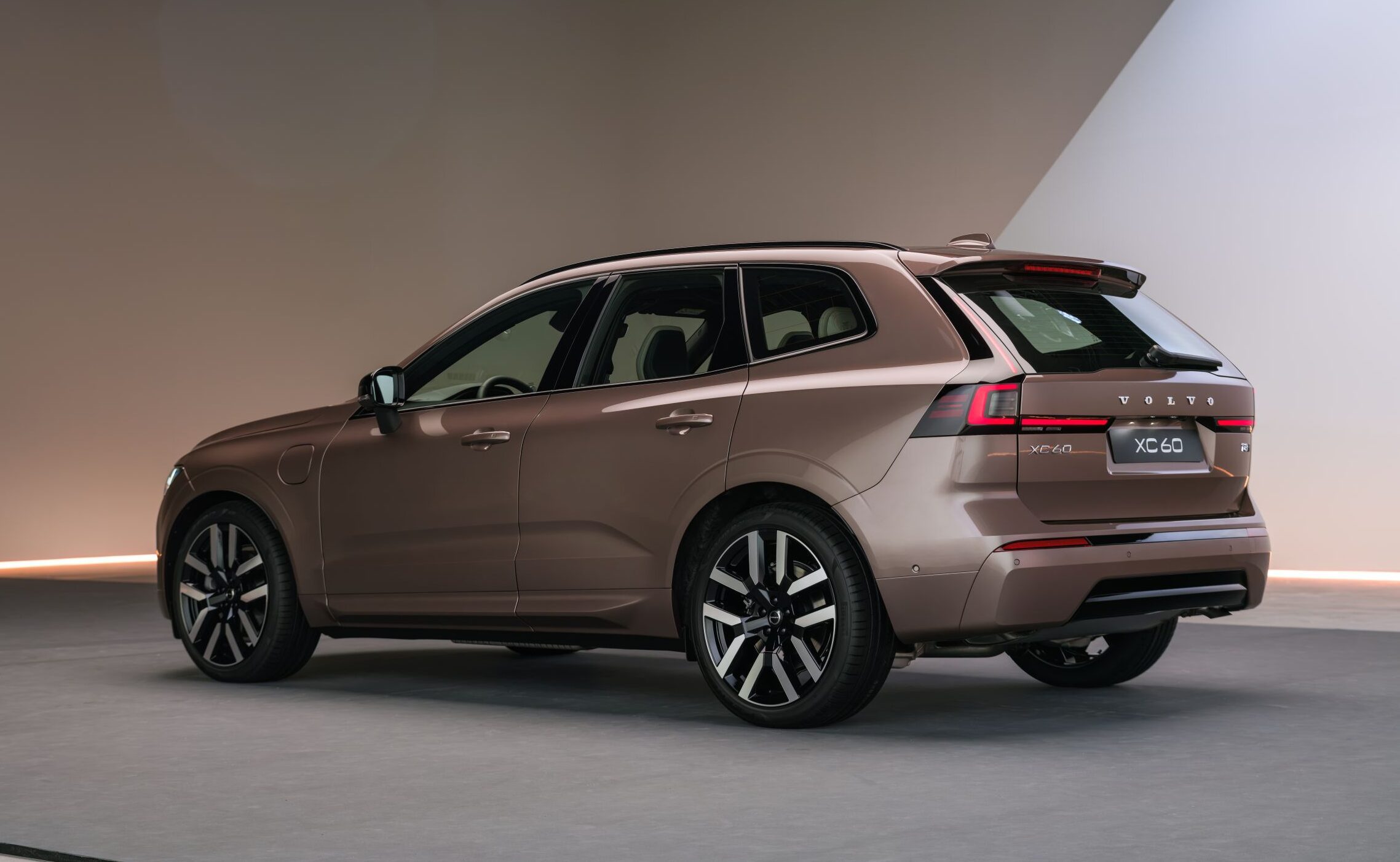 Volvo XC60 krijgt zichtbare update, de plug-inhybride rijdt nu tot 200 km op één lading (video)