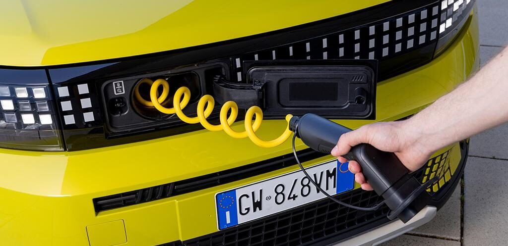 Fiat schrapt de geniale ingebouwde kabel van de Fiat Panda, en dit is waarom